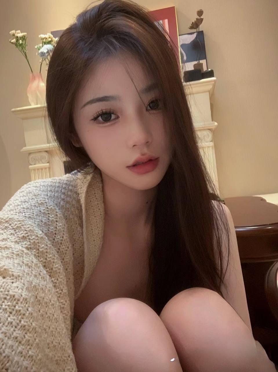 斑驳木纹间,茶香里的青山浮影